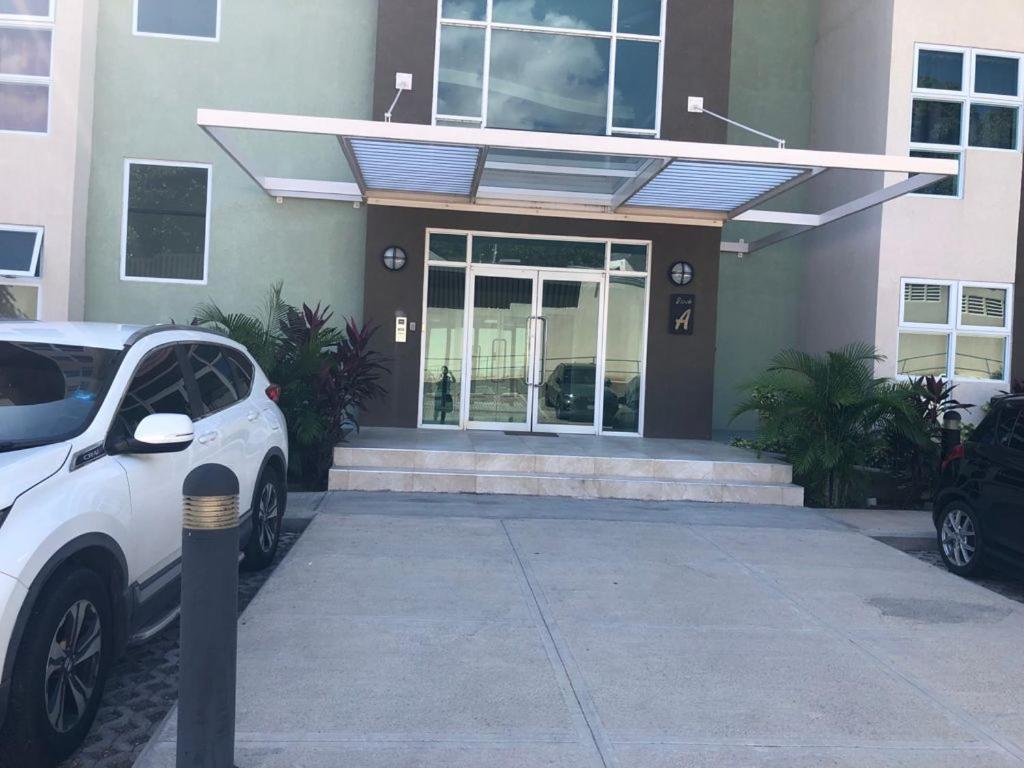 Lovely 2 Bedroom C̅ Netflix Across National Stadium Kingston Exterior photo