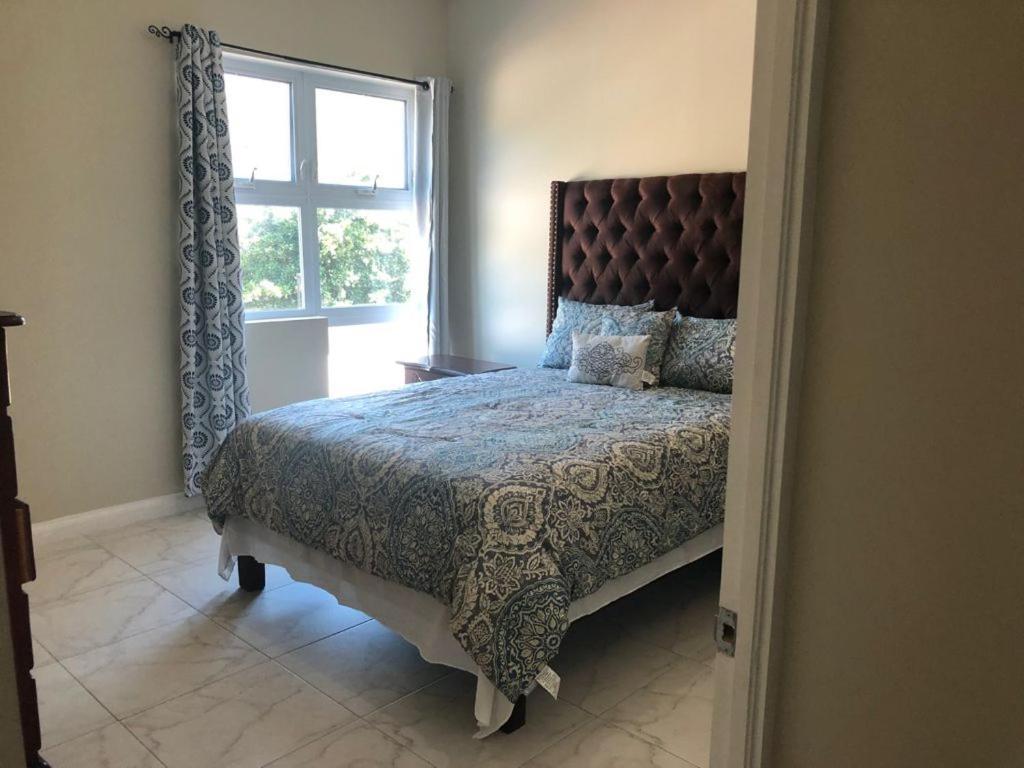 Lovely 2 Bedroom C̅ Netflix Across National Stadium Kingston Exterior photo