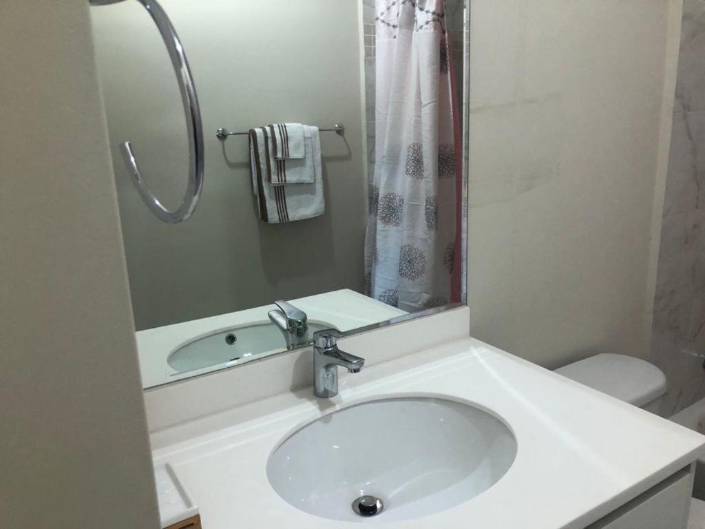 Lovely 2 Bedroom C̅ Netflix Across National Stadium Kingston Exterior photo