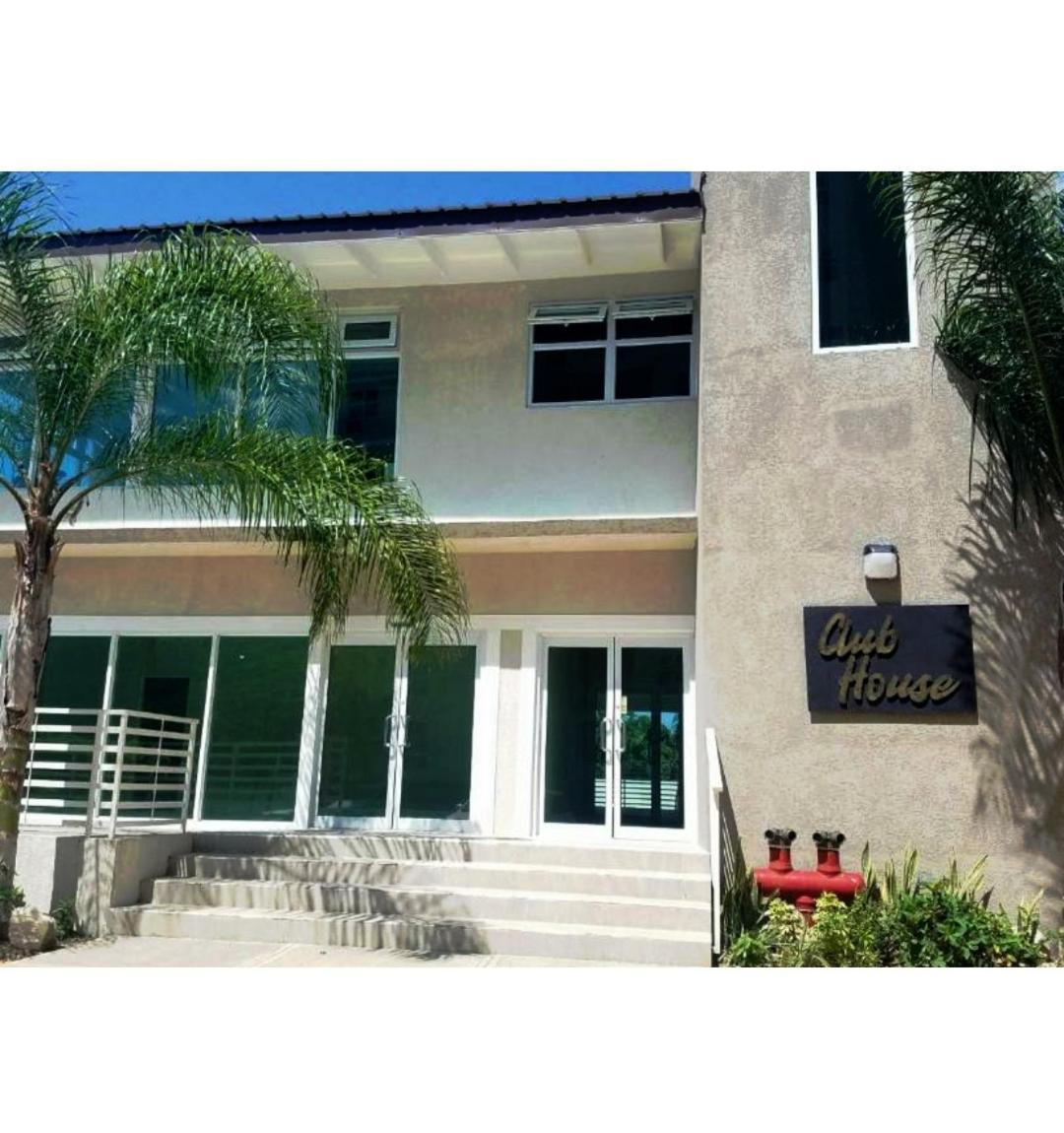 Lovely 2 Bedroom C̅ Netflix Across National Stadium Kingston Exterior photo
