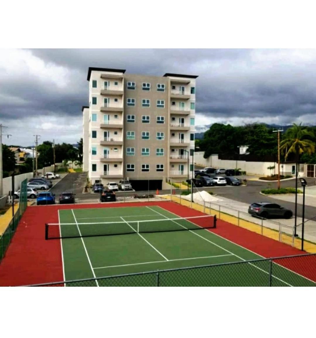 Lovely 2 Bedroom C̅ Netflix Across National Stadium Kingston Exterior photo